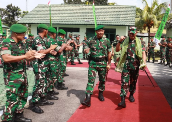 Komandan Korem 033 WP saat mengunjungi Kodim 0317 Tbk, kemarin. (ft msaimi)