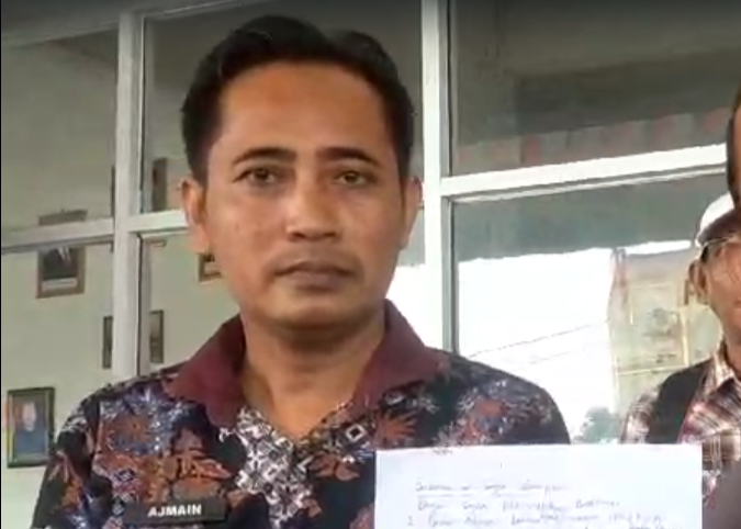 Lurah Sei Pasir Ajmain. saat melapor ke Bawaslu Karimun, siang ini(ft msaimi)