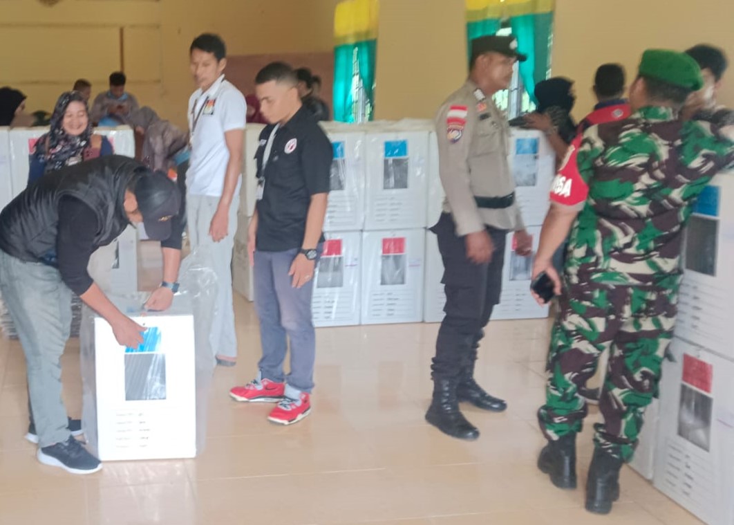 Proses persiapan pendistribusian Logistk Pilkada 2024 di KPU Lingga, pagi tadi, (ft kpulingga)