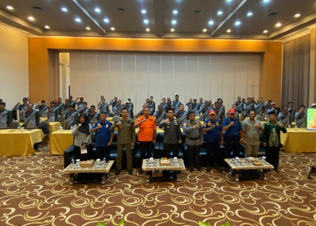 Satlinmas dari Kabupaten Bintan berfoto bersama sebelum acara pembekalan penanganan bencana, kemarin. (ft satpolppkepri)