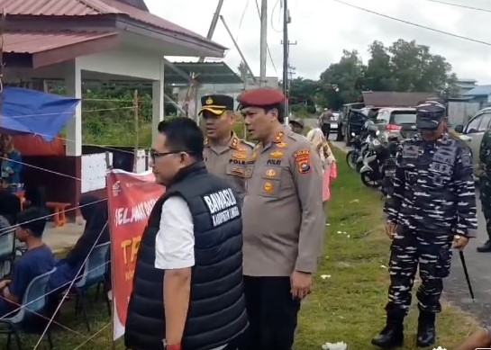 TNI-Polri dan Bawaslu saat meninjau salah satu TPS di Dabo Singkep. (Ft fuji)