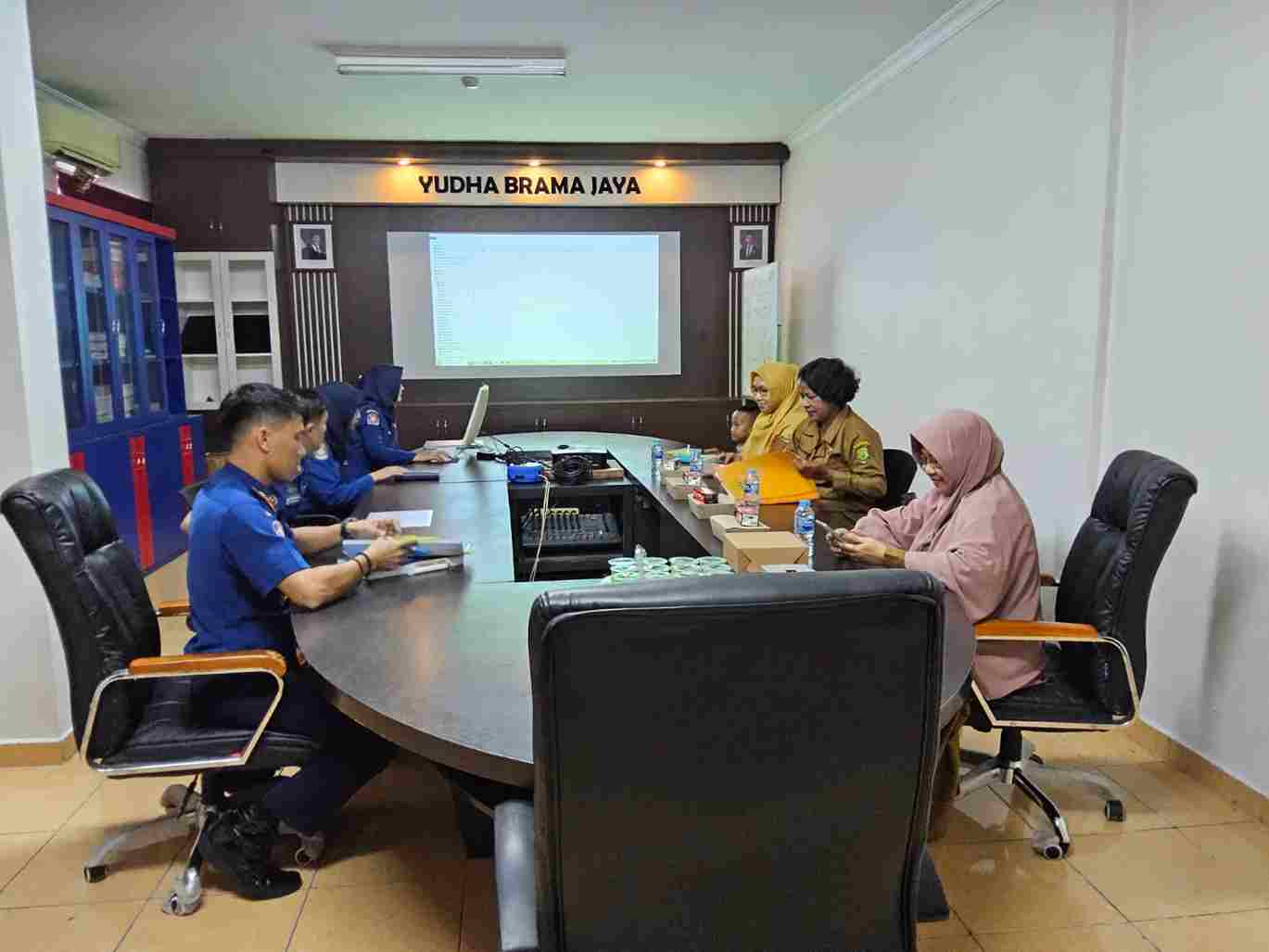 Tim DPK saat turun meninjau kearsipan OPD, pagi tadi. (ft kominfotjpinang)