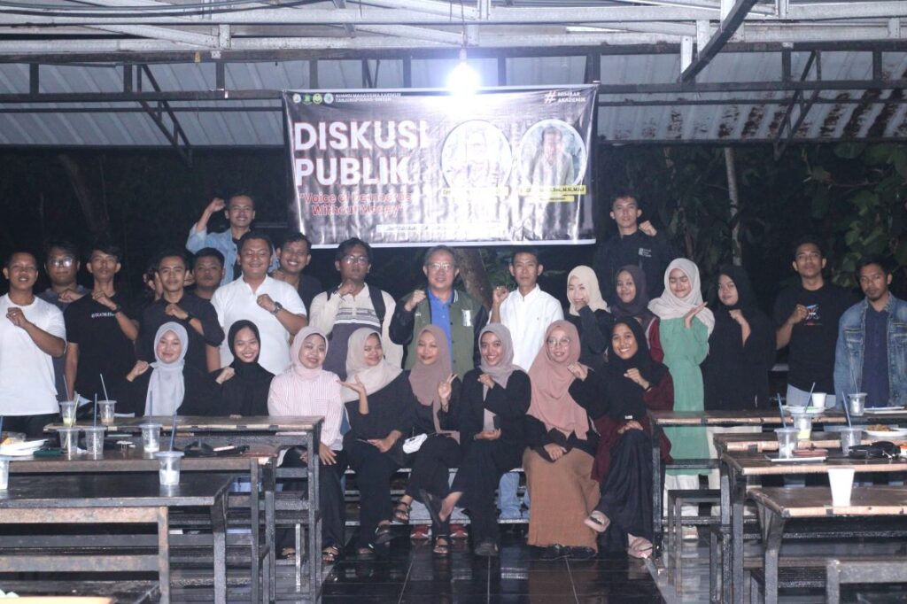 Aliansi Mahasiswa Kabupaten Karimun Kota Tanjungpinang yang Tergabung didalamnya Himpunan Mahasiswa Kecamatan Durai (HMKD), Himpunan Mahasiswa Kundur (HIMK) Gelar Diskusi dan Deklarasi Tolak Politik Uang di Kantin Al - Kautsar Stisipol Raja Haji Tanjungpinang. (ft fuji)