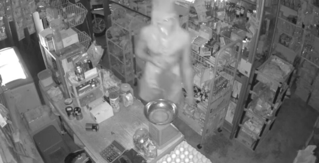 Aksi pencurian di Toko Kelontong di Tanjungpinang yang terekam CCTv. (ft tangkapanlayarcctv)