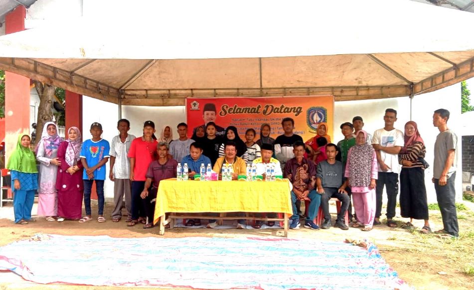 Anggota DPRD Kepri, Taba Iskandar berfoto bersama warga saat reses di Rempang Cate, beberapa hari lalu. (ft humasdprdkepri)