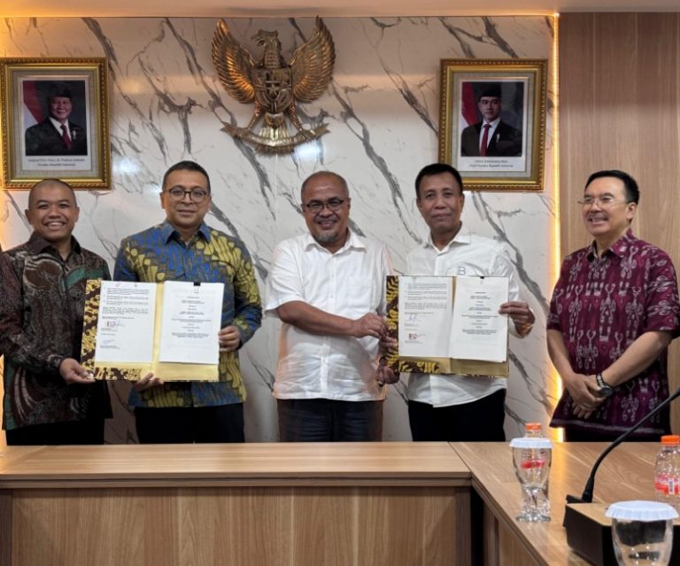 BP Batam dan PT BSS usai menandatangani Adendum Kedua Penyediaan Infrastruktur Genangan Waduk Duriangkang, beberapa hari lalu. (ft humasbpbatam)