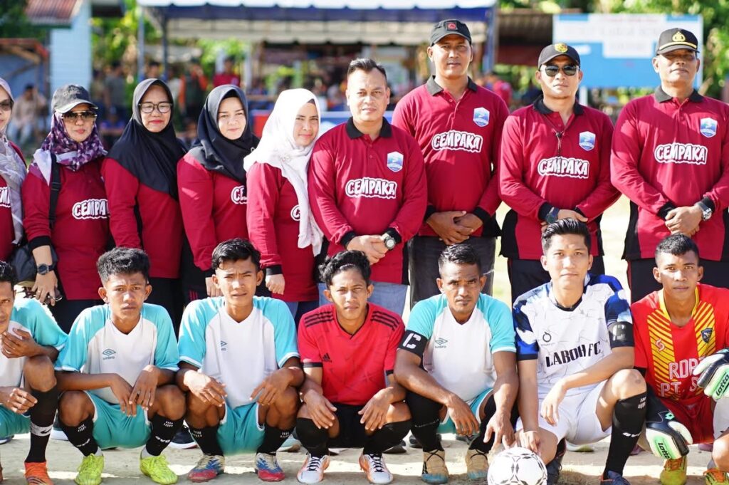 Bupati Lingga M Nizar berfoto bersama peserta turnamen Piala Senayang, kemarin sore. (ft gafar)