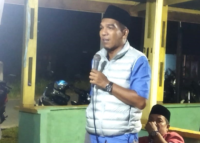 Calon Wakil Bupati Lingga Novrizal saat memberikan kata sambutan acara syukuran, tadi malam. (ft ari)