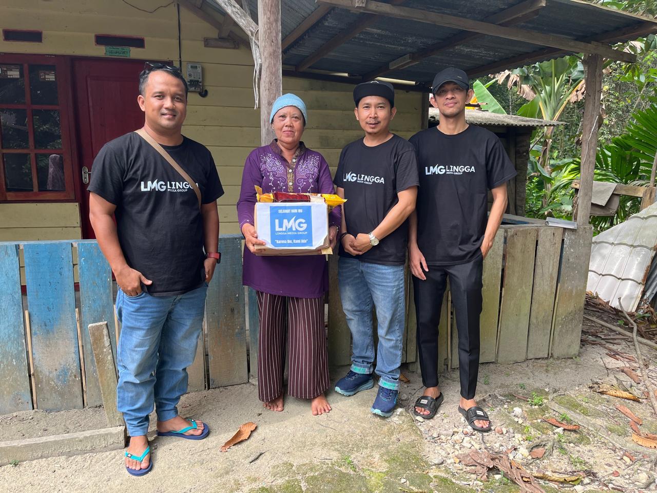 Dalam rangka Hari Ibu, LMG memberikan santunan kepada warga membutuhkan, kemarin. (ft gafar)