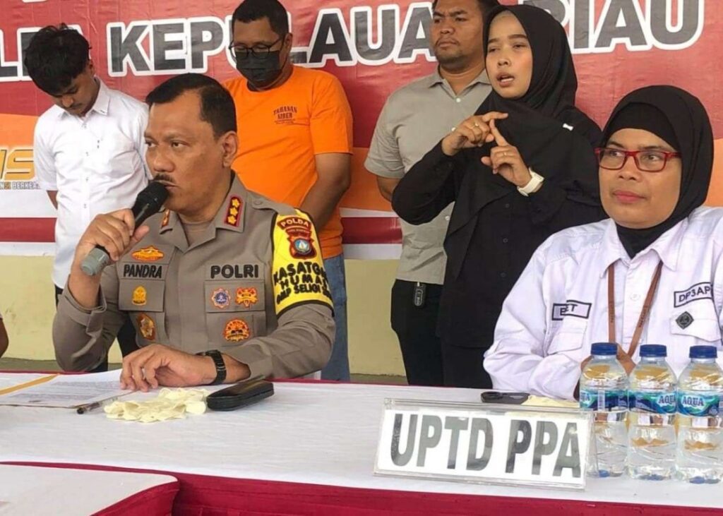 Dirkrimsus Polda Kepri saat mengungkap jaringan prostitusi online di Mapolda Kepri, siang tadi. (ft humaspoldakepri)