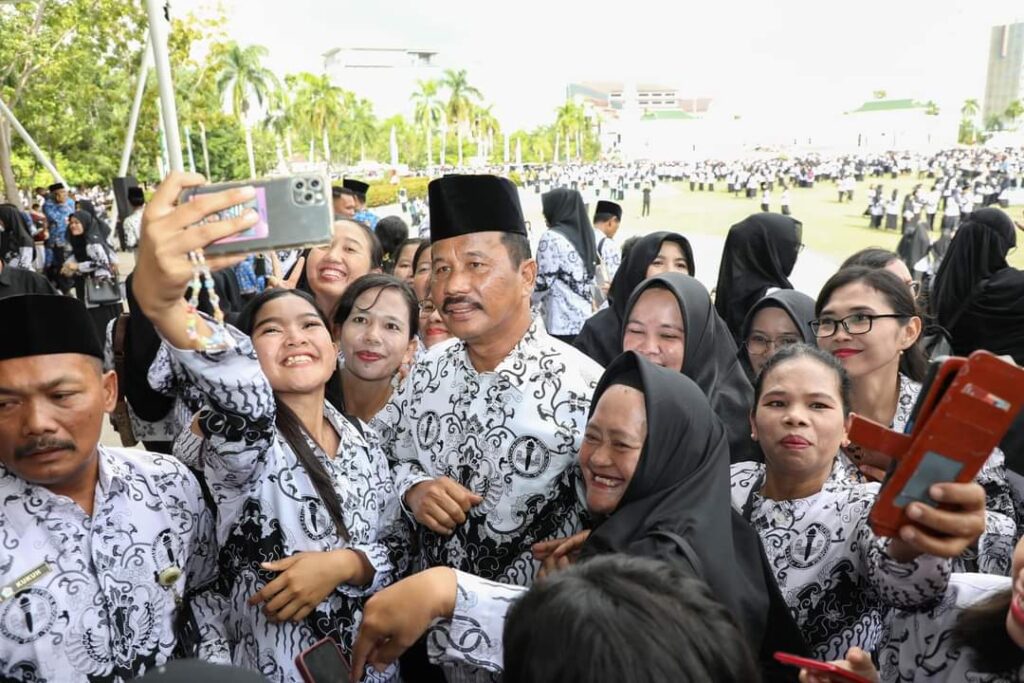 HMR berfoto bersama para guru usai memimpin upacara Hari Guru, Sabtu pekan kemarin. (ft rhumaspemkobatam)