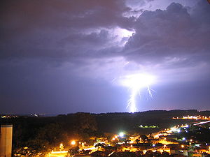 Ilustrasi petir. (ft wikipedia)