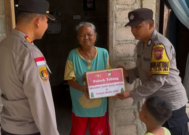 Jajaran Polsek Tebing saat menyerahkan Sembako kepada warga kurang mampu, kemarin. (ft msaimi)
