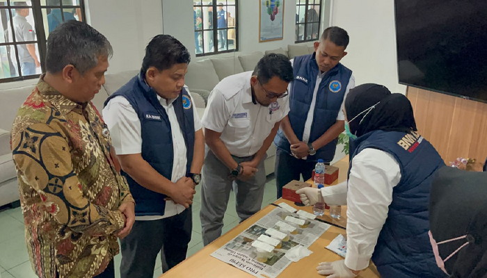 KSOP dan BNNK Karimun saat melakukan tes urin kepada nakoda dan kru kapal. pagi tadi. (ft novel)