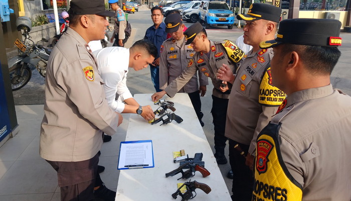 Kapolres Karimun saat memeriksa senjata api jajarannya, kemarin. (ft msaimi)