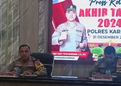 Kapolres bersama Wakapolres Karimun saat menyampaikan capaian kasus di jajarannya di Maporles Karimun, pagi tadi. (ft msaimi)