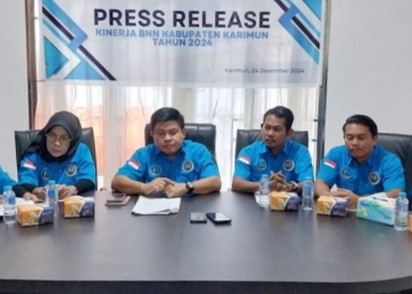 Ketua BNNK Karimun, Jamaluddin Syarif bersama jajarannya, kemarin. (ft msaimi)