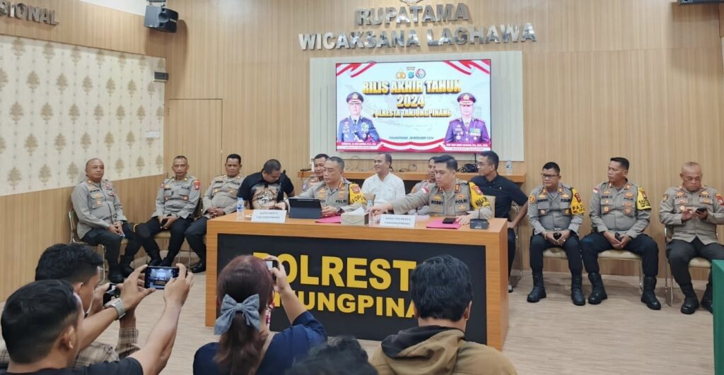 Konferensi pers terkait perdagangan orang di Mapolres Lingga, pagi tadi. (ft andri)