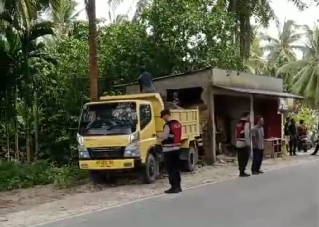 Lori yang menabrak satu unit mobil yang terparkir di pinggir jalan, pagi tadi. (ft iman)