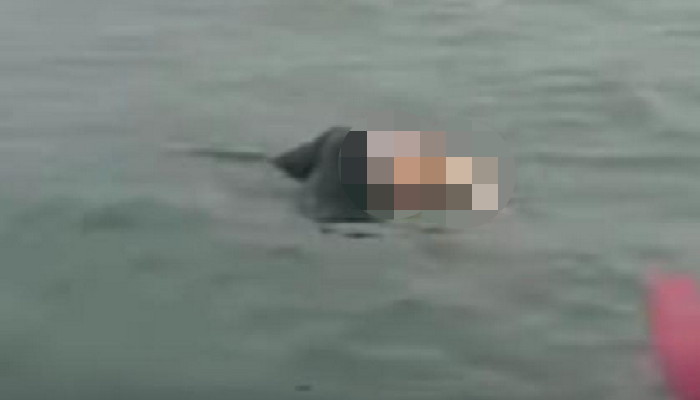 Mayat yang mengapung di laut Karimun, pagi tadi. (ft timsar)