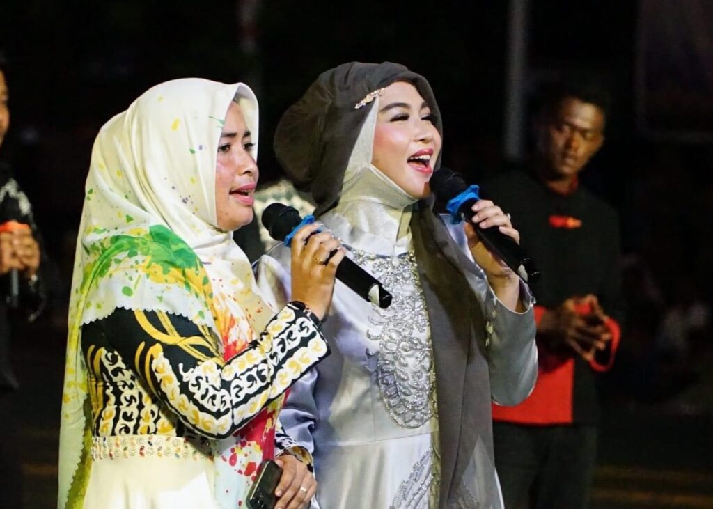 Artis Novi Ayla saat tampil bersama Maratusholiha Nizar saat bernyanyi bersama di puncak acara HUT ke-25 Lingga, kemarin malam. (ft gafar)