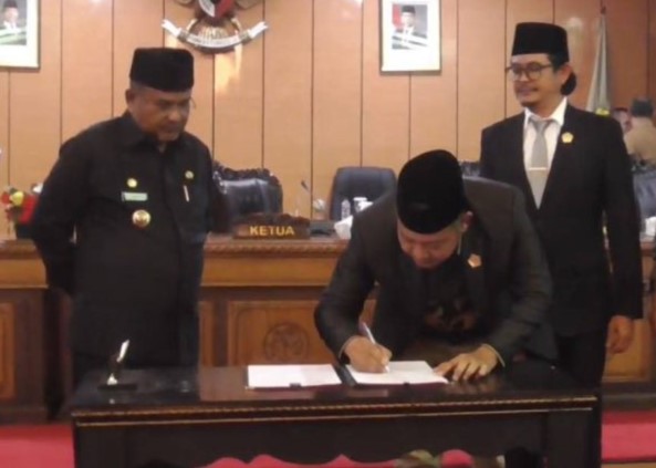 Penandatanganan APBD Kabupaten Karimun TA 2025 di DPRD Karimun, pagi tadi, (ft ricky)