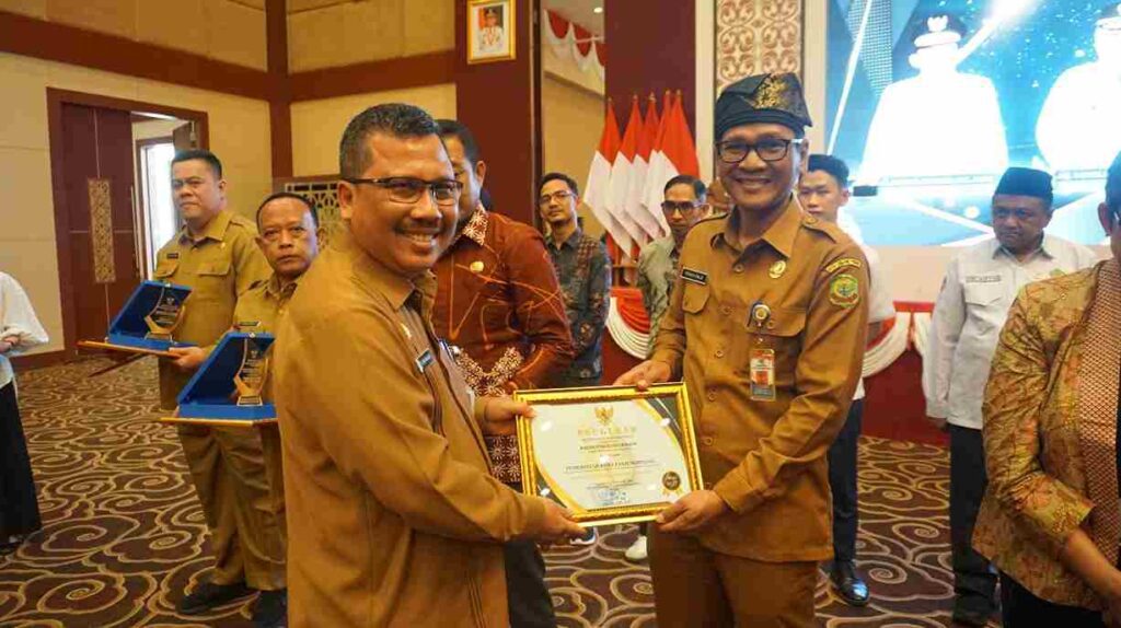 Penyerahan anugerah keterbukaan informasi publik di Tanjungpinang, beberapa waktu lalu. (ft kominfiotjpnang)