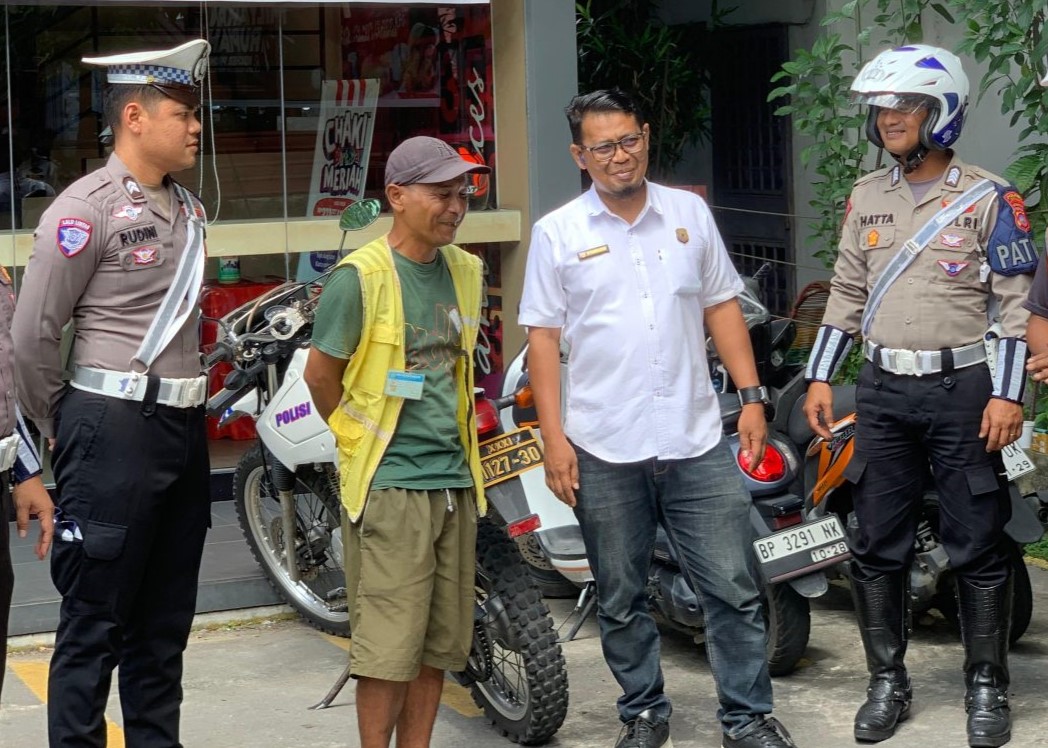 Personel Satlantas dan Dishub Karimun saat menggelar razia Jukir, kemarin. (ft kikin)