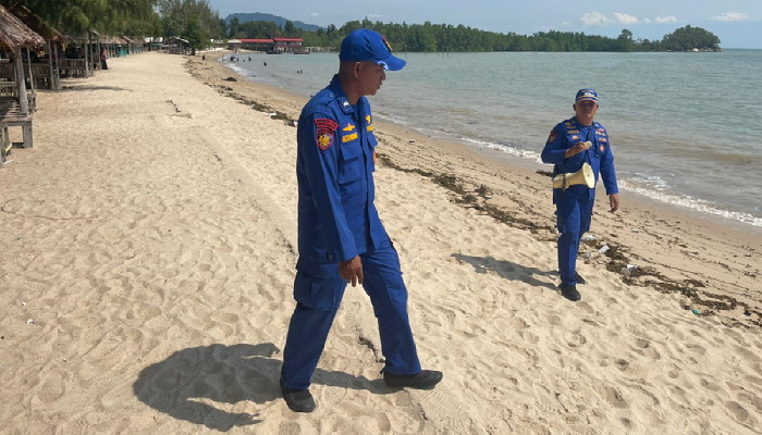 Petugas dari Satpolairud Polres Karimun saat menyampaikan imbauan kepada pengunjung Pantai Ketam, kemarin. (ft novel)