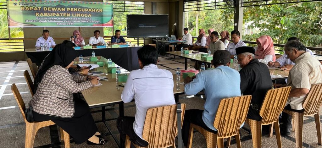 Rapat penetapan UMK Lingga antara Disnaker Lingga dengan Dewan Pengupahan, pagi tadi. (ft gafar)
