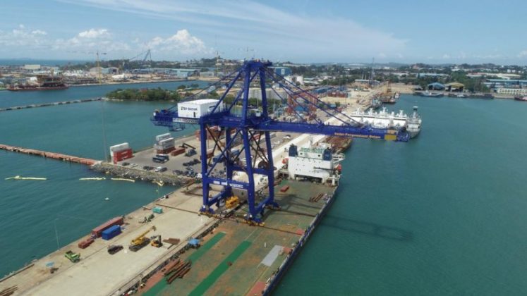 STS crane di Pelabuhan Batuampar, Batam. Crane untuk bongkar muat kontainer ini didatangkan dari Korea Selatan. (ft humasbpbatam)
