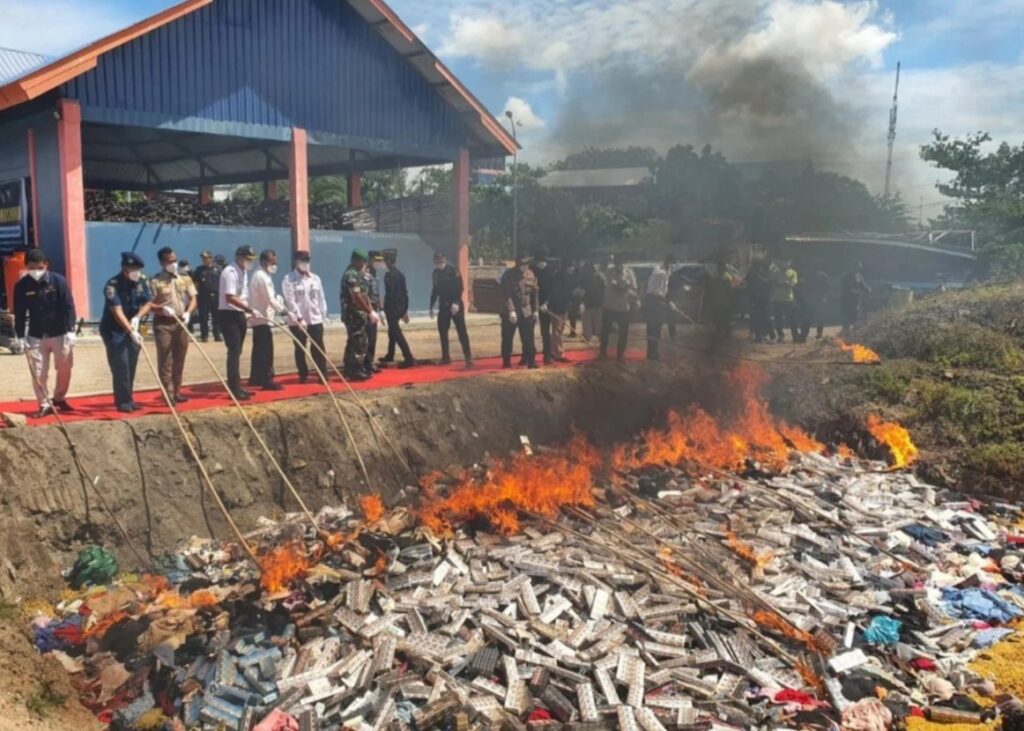Suasana pemusnahan barang bukti hasil tegahan DJBC Kepri, pagi tadi. (ft msaimi)