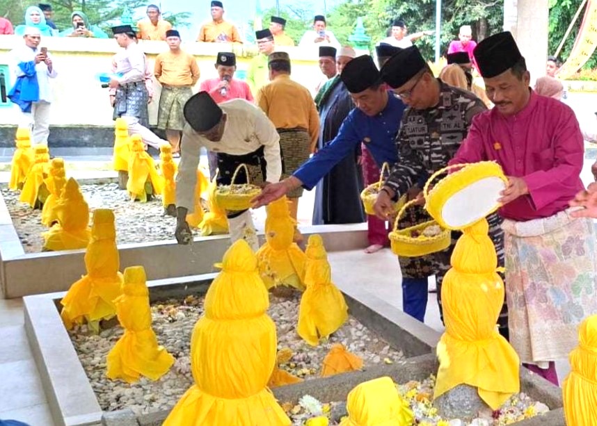 Wako Muhammad Rudi (paling kanan) dan Forkominda saat menziarahi makam Nong Isa di Nongsa, pagi tadi. (ft ricky)