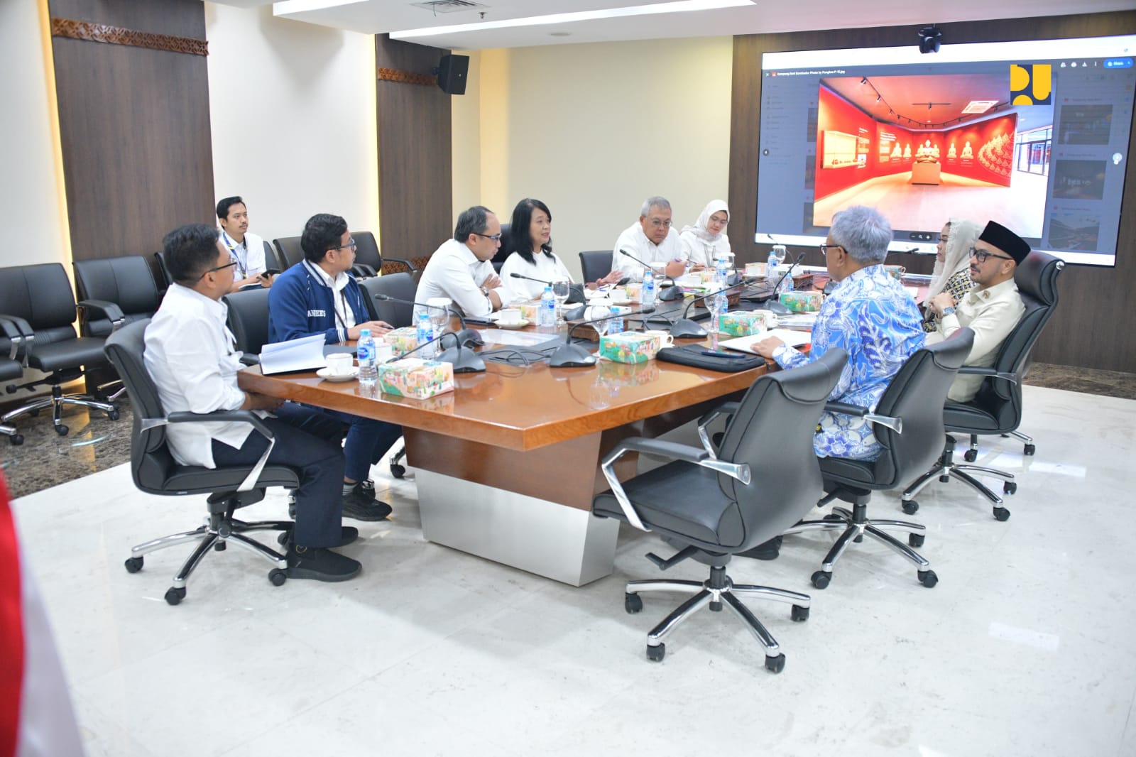 Wamen PU Diana Kusumastuti saat menerima kunjungan Wamen Kebudayaan Giring Ganesha di Kantor Kementerian PU, Jakarta, kemarin. (ft kemenpu)