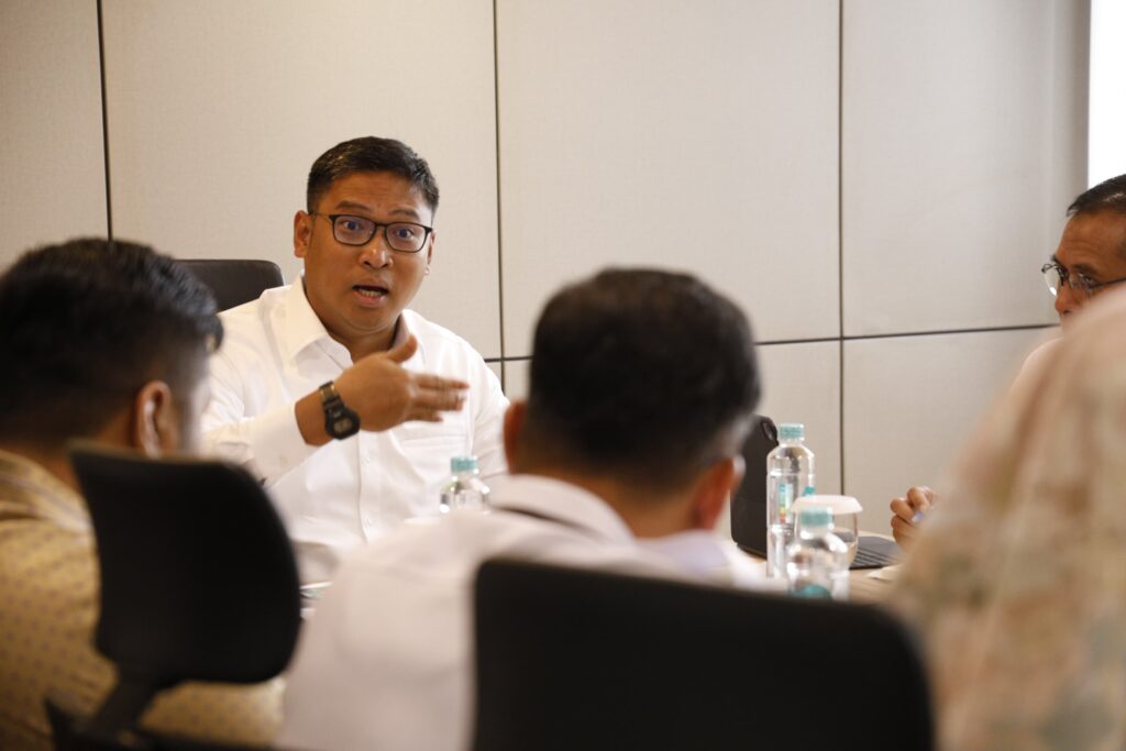 Wamentan Sudaryono saat memastikan bahwa proses penyusunan regulasi terkait pupuk subsidi berlangsung lancar, kemarin. (ft infopublik)