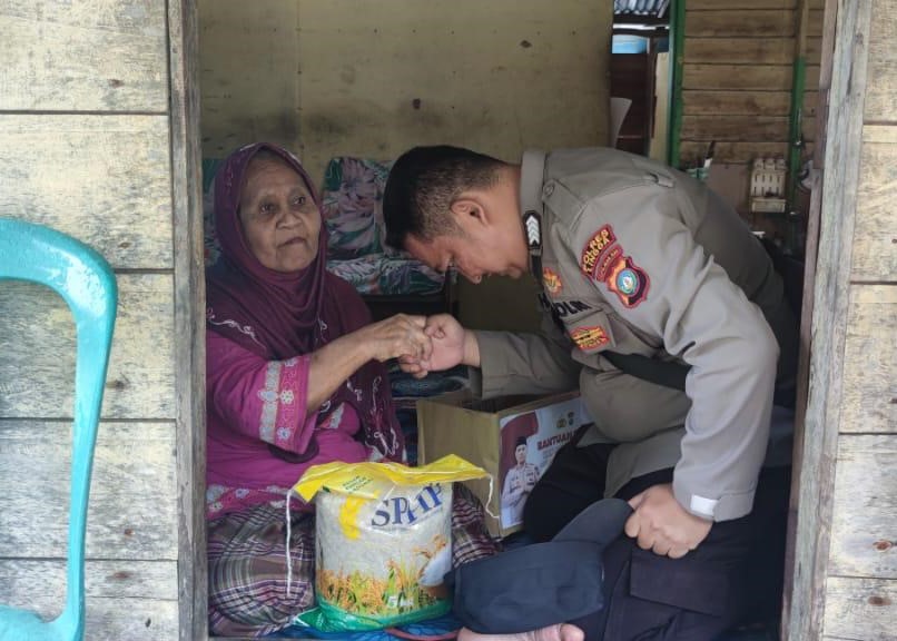 Kapolres Lingga AKBP Apri Fajar Hermanto melalui Polsek Senayang yang dilaksanakan Bripka Yudha Pratama Putra Amd, selaku Ps Kapolsebsektor Rejai Polsek Senayang menyalurkan paket Sembako untuk seorang Lansia di Desa Rejai Kecamatan Bakung Serumpun, kemarin. (ft gafar)