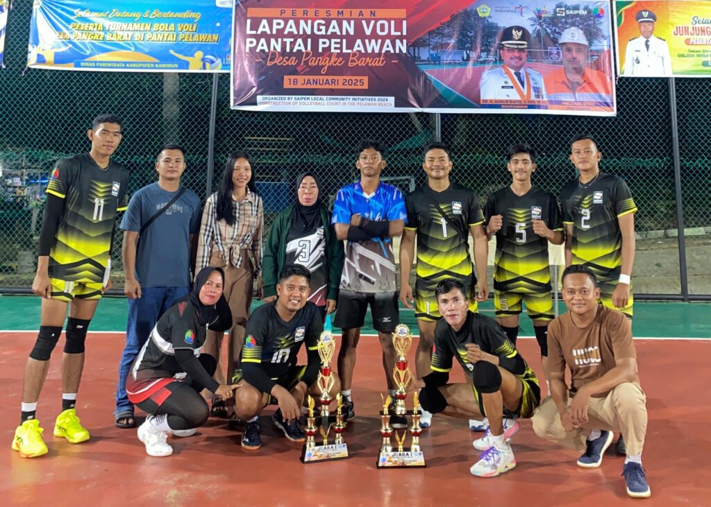 Tim BUMDes Pangke Barat saat menjuarai Turnamen Volly di Obyek Wisata Pantai Pelawan. (ft evaherlina)