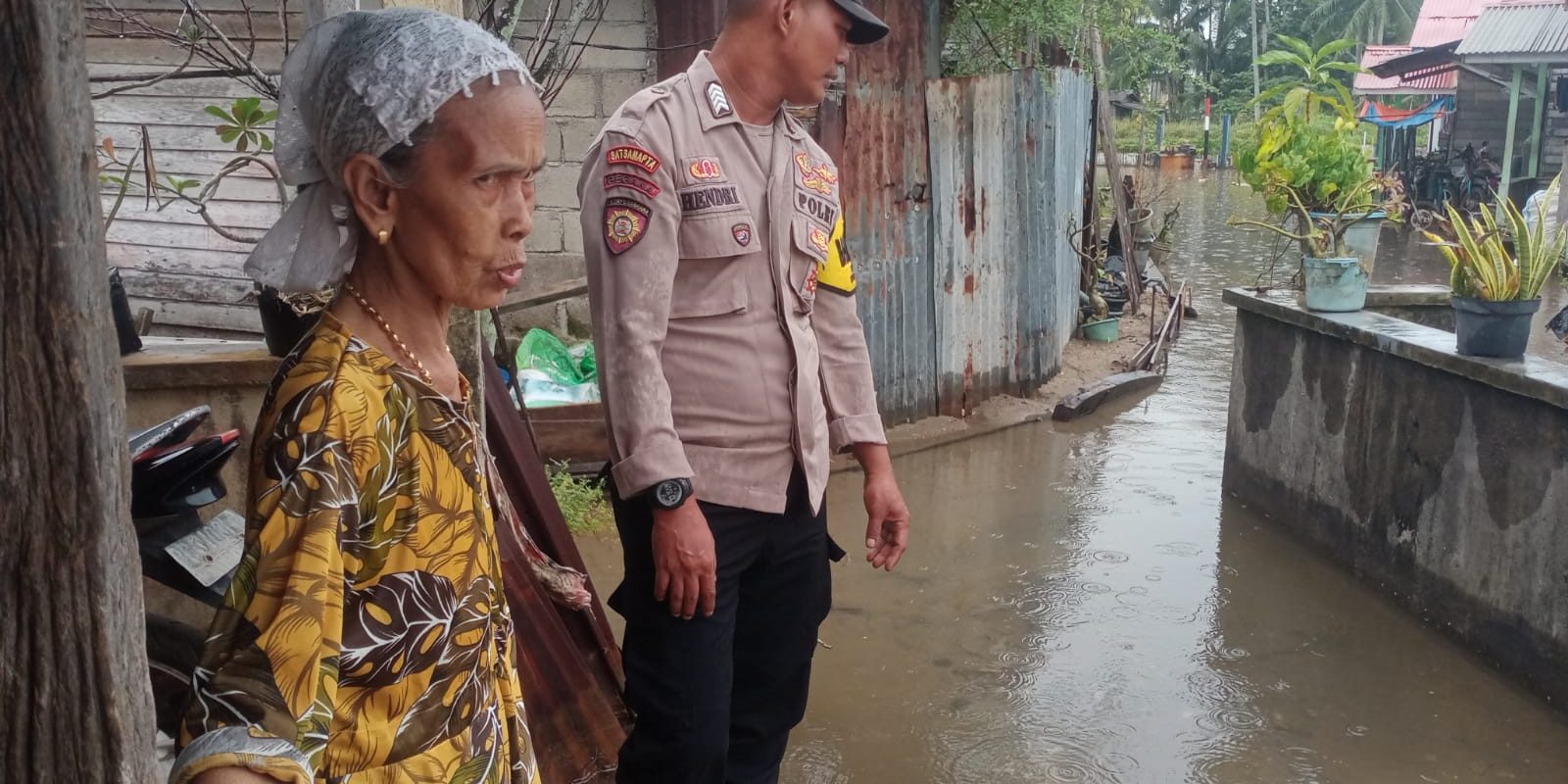 Bripka Hendri memantau langsung kondisi warga untuk mengantisipasi banjir rob, pagi tadi. (ft humaspolreslingga)