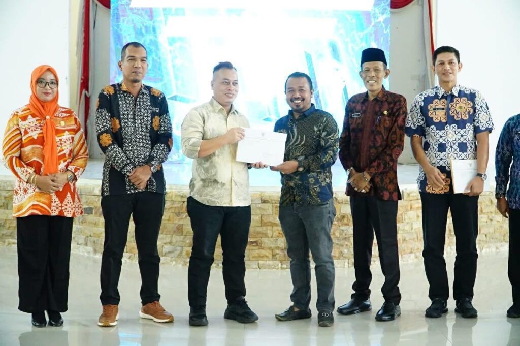 Bupati Lingga saat menyerahkan DPA kepada Kepala OPD, siang tadi. (ft gafar)