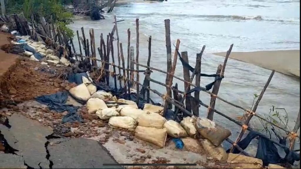 Jalan yang tergerus abrasi di Desa Daun