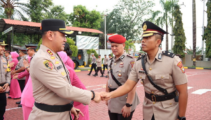 Kapolres Karimun saat menyalami personel yang mendapat tugas baru di jajarannya saat upacara, kemarin. (ft humaspolreskarimun)