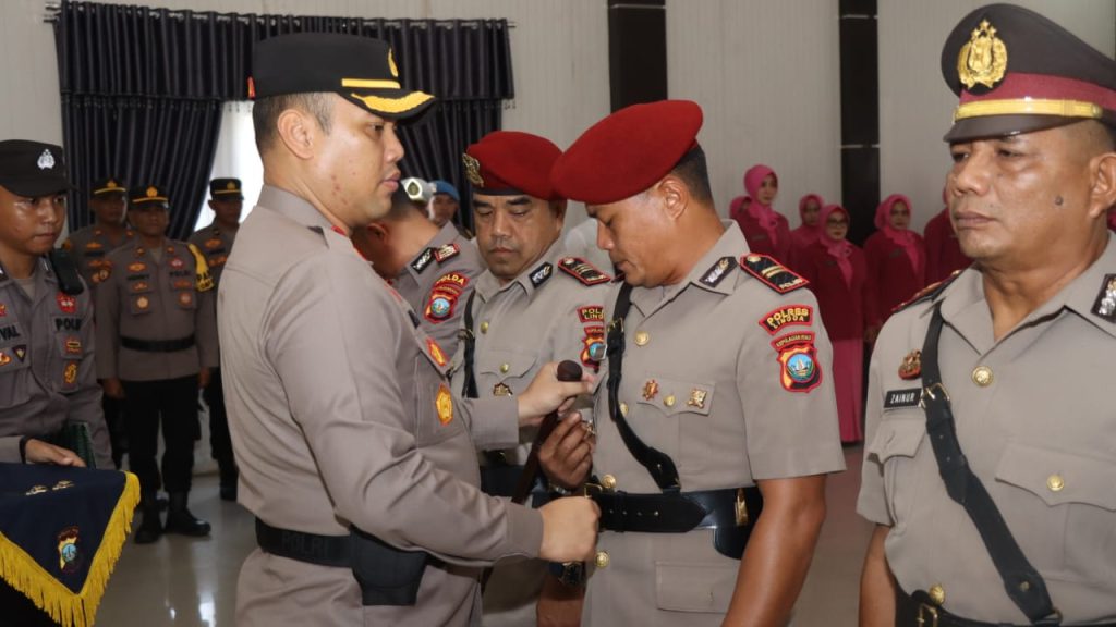 Kapolres Lingga saat memimpin sertijab PJU Polres Lingga, pagi tadi. (ft suji)