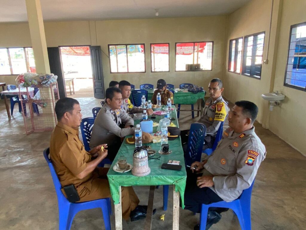 Kapolsek Dabo Singkep Kabupaten Lingga saat bersilaturahmi bersama apartatur Desa Lanjut, pagi tadi. (ft gafar)