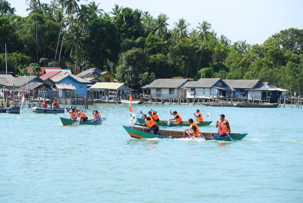 Lomba dayung sampan ini turut memeriahkan festival seni dan budaya di Mepar, kemarin. (ft disparlingga)
