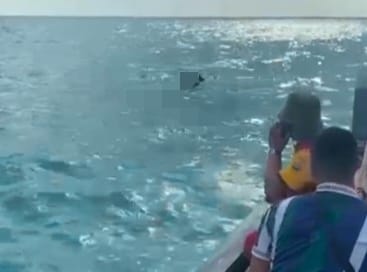 Nelayan saat menemukan mayat mengapung di Pantai Desa Batu Berdaun, pagi tadi