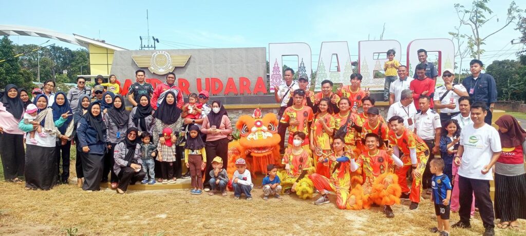 Para pegawai Bandara Dabo Singkep berfoto bersama oemain barongsai di lokasi bandara, siang tadi. (ft gafar)