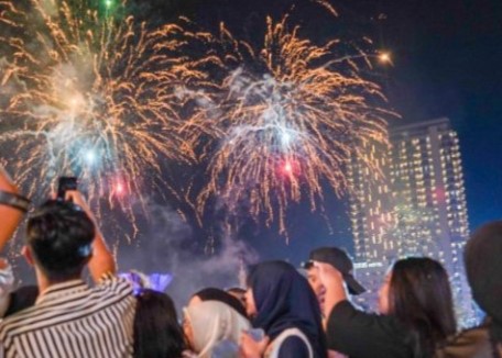 Pengunjung mengabadikan momentum kembang api di acara Kenduri Akhir Tahun 2025 di Dataran Engku Putri, pagi tadi. (ft ricky)