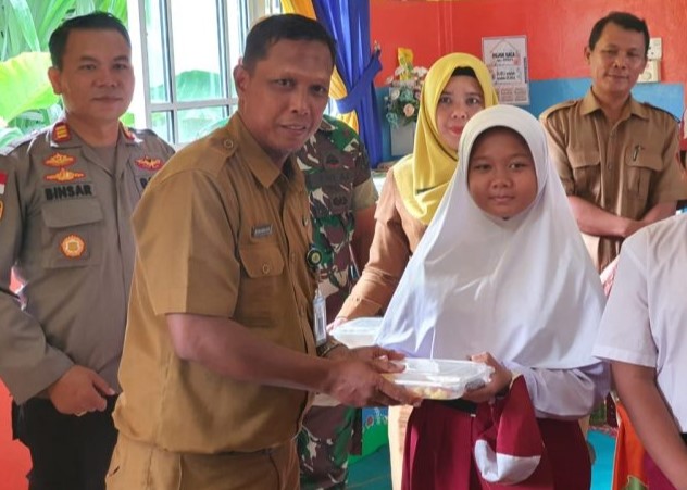 Penyerahan simbolis makan makan siang gratis di SDN 1 Tebing Kabupaten Karimun, siang tadi. (ft sdn001tebing)
