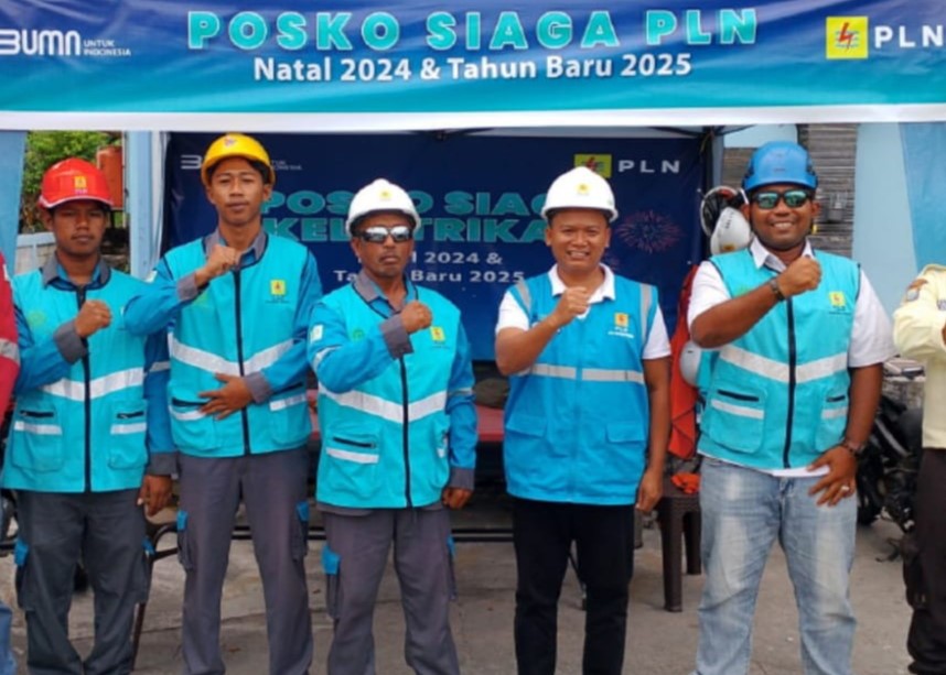 Petugas PLN ULP Tanjungbalai Karimun berfoto bersama di depan kantornya, beberapa wkatu lalu. (ft msaimi)