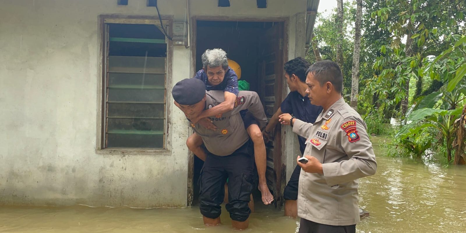 Petugas saat mengevakuasi korban banjir di Lingga yang terjadi, pada pertengahan tahun lalu. (ft dok lendoot)